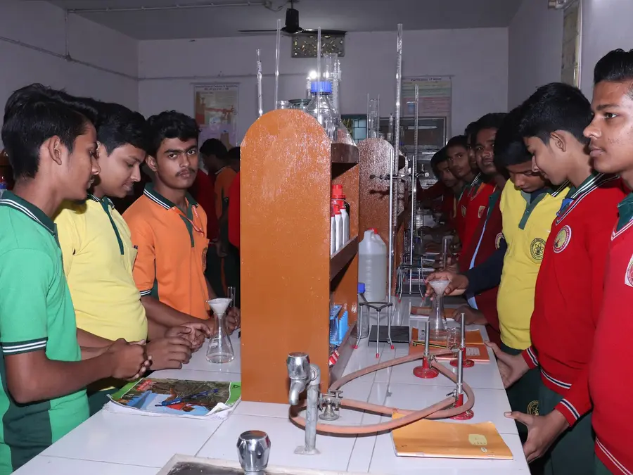 A chemistry practical with the full class